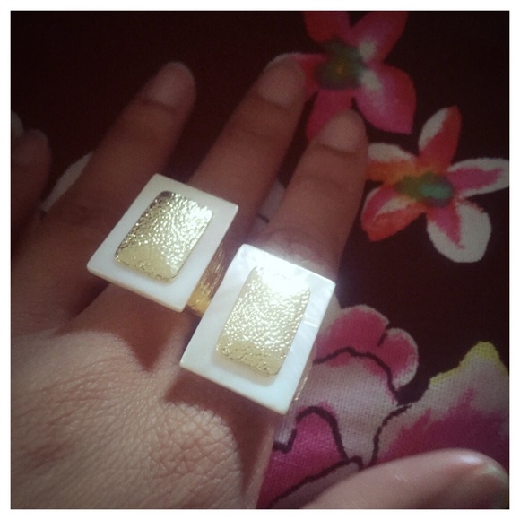 Mother of Pearl White & Gold Statement Ring - Picture 5 of 8