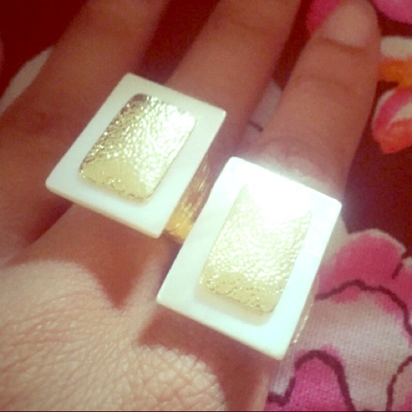 Mother of Pearl White & Gold Statement Ring - Picture 4 of 8