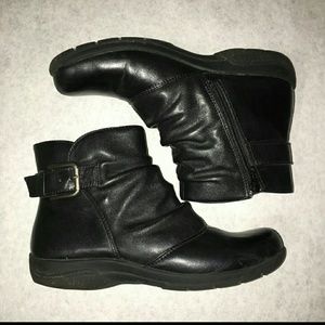 Like new Clarks boots Flash SALE $30
