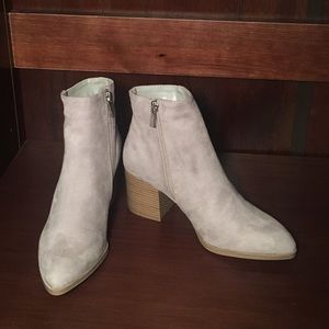 Pointed Toe Chunky Heel Bootie