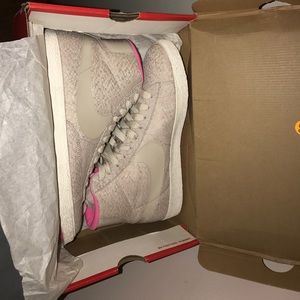 NEW  NIKE WOMENS HIGH TOP SNEAKERS SIZE  US 11