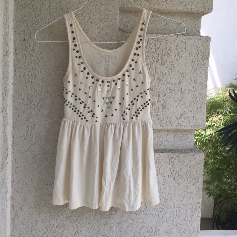 Tank top size XS but can fit a small khols