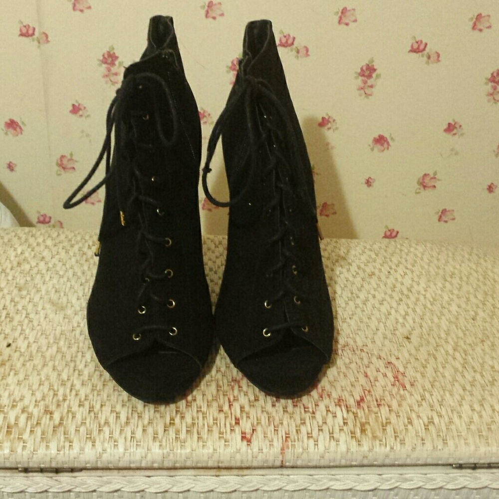 Short black suede lace-up heel boots