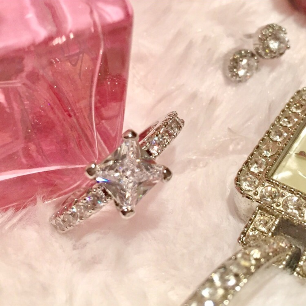 Gorgeous 1ct. princess cut ring!