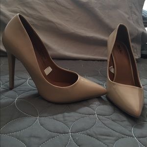 Nude pumps