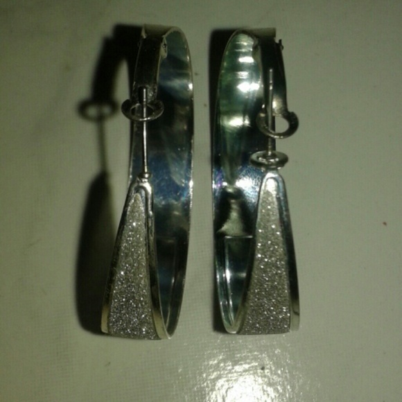 New sparkling silvertone hoop earrings - Picture 2 of 4