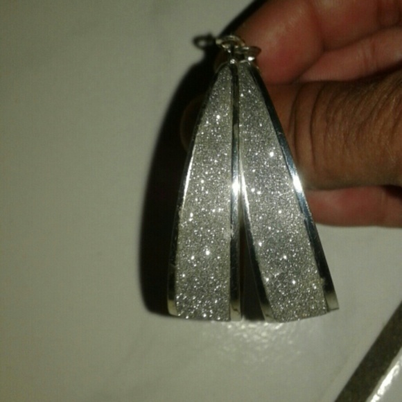New sparkling silvertone hoop earrings - Picture 1 of 4