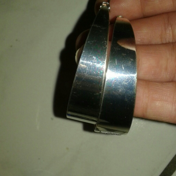 New sparkling silvertone hoop earrings - Picture 3 of 4