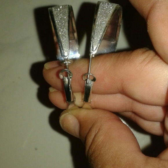 New sparkling silvertone hoop earrings - Picture 4 of 4