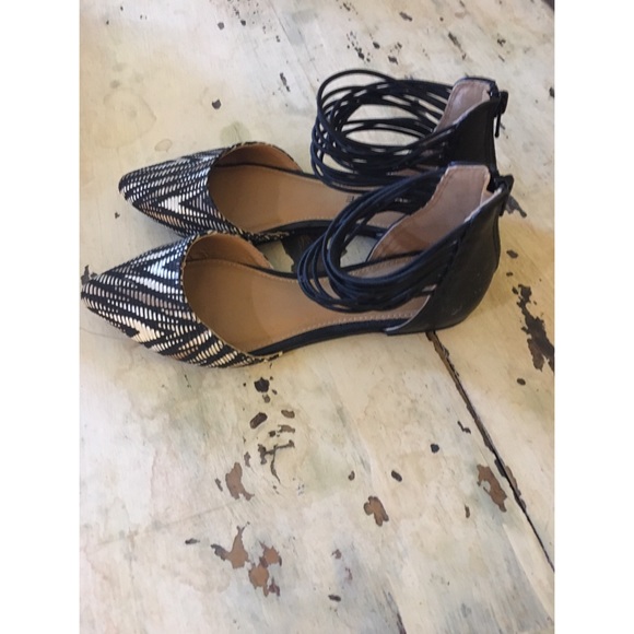 White And Black Pointed Toe Flats - Picture 3 of 4