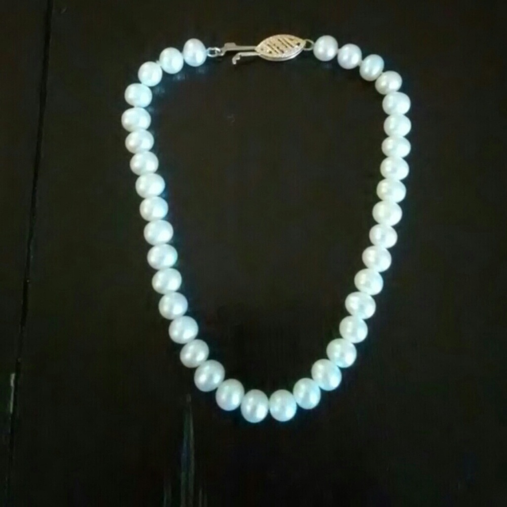 Pearl bracelet with 14 karat clasp