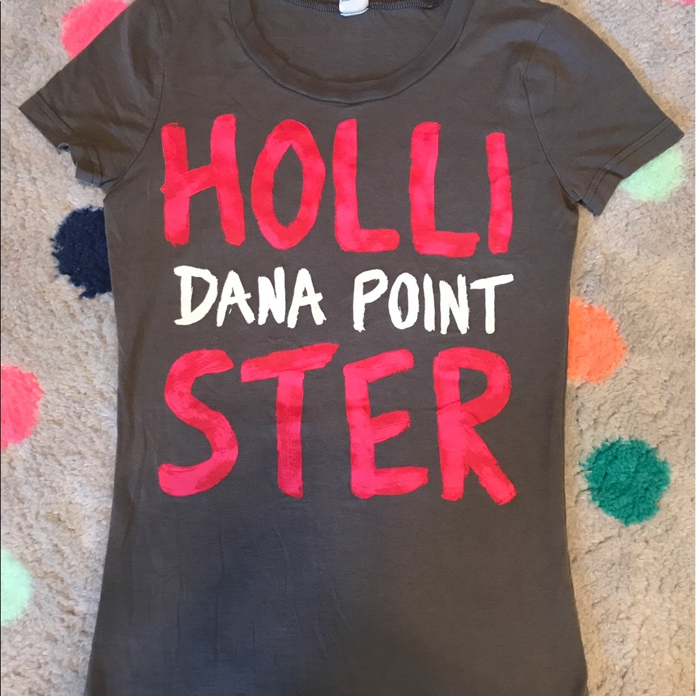 Hollister size small tee.
