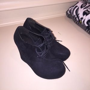 Black wedges