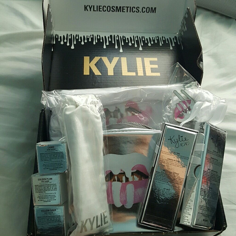 Kylie cosmetic holiday bundle new&LE