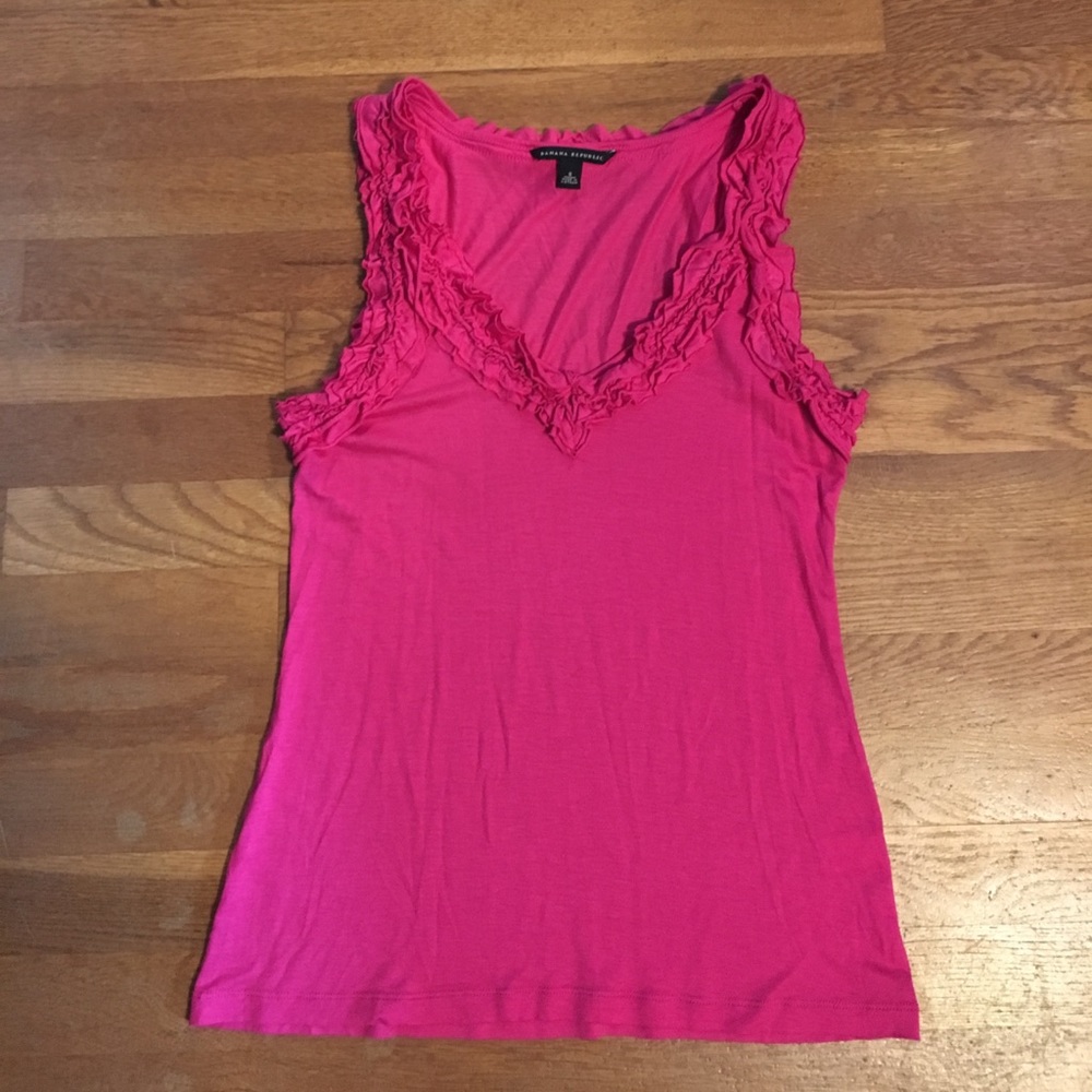 Ruffled Banana Republic v-neck top 🌸