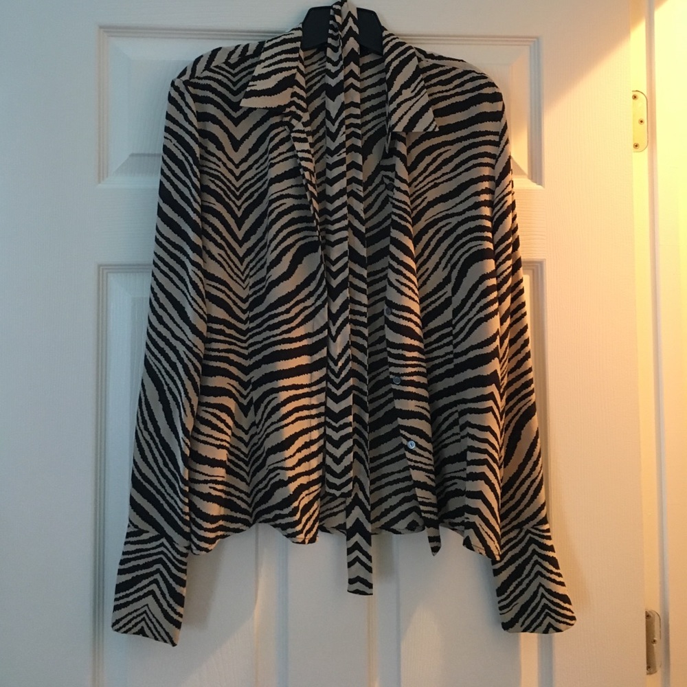 Really great blouse for jeans or skirt! Size M