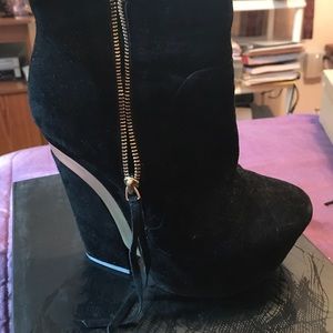 Dolce Vita Suede Black booties
