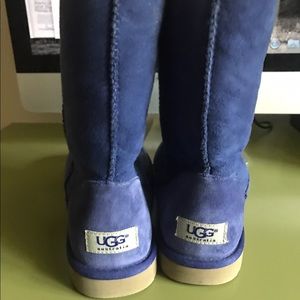 Blue shirt UGGS