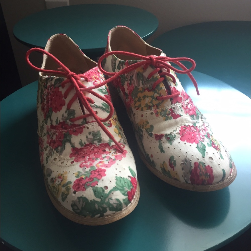 Shoedazzle size 8 - floral oxfords