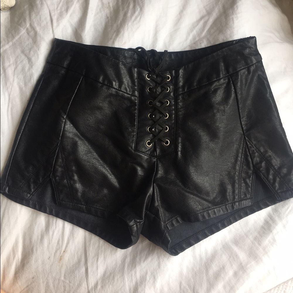 Vegan leather shorts similar to areyouami - Picture 2 of 6