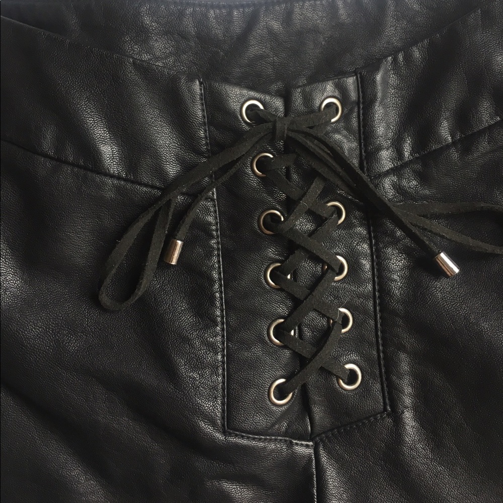 Vegan leather shorts similar to areyouami - Picture 4 of 6