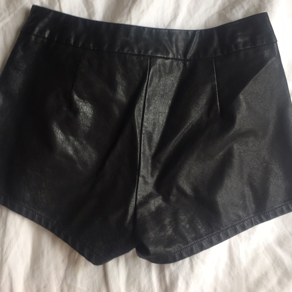 Vegan leather shorts similar to areyouami - Picture 3 of 6
