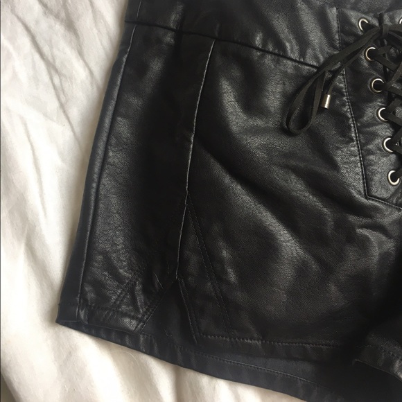 Vegan leather shorts similar to areyouami - Picture 5 of 6