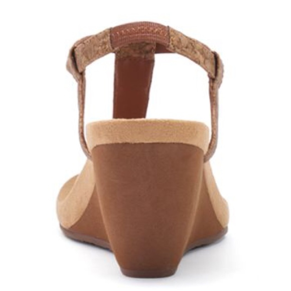Chaps Tan Brown Thong Wedge Sandals NWT - Picture 3 of 4