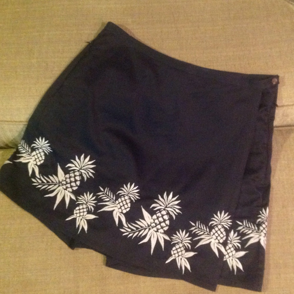 Black Skort w pineapple stitching Sz 8