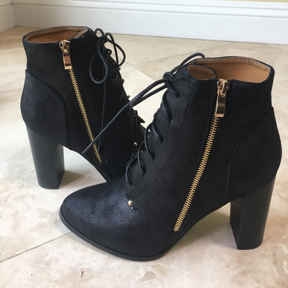 Modern staple black boots from urban