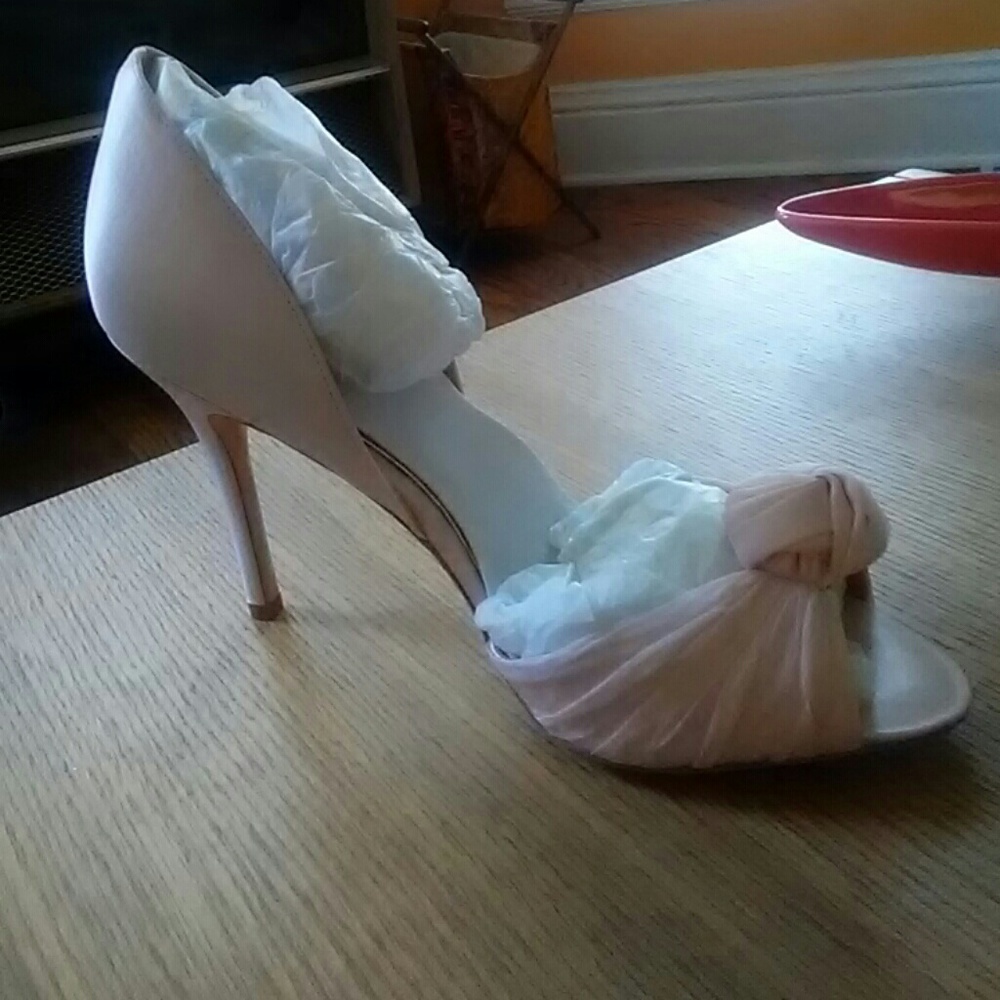 Light pink Badgley Mischka rosette heels 8.5 NIB