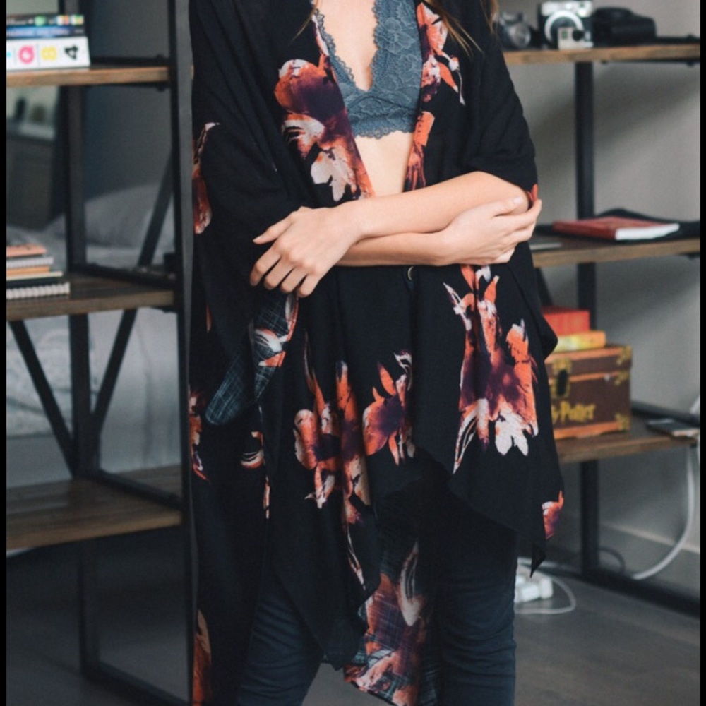 ✔️SOLD✔️- Floral Print Kimono