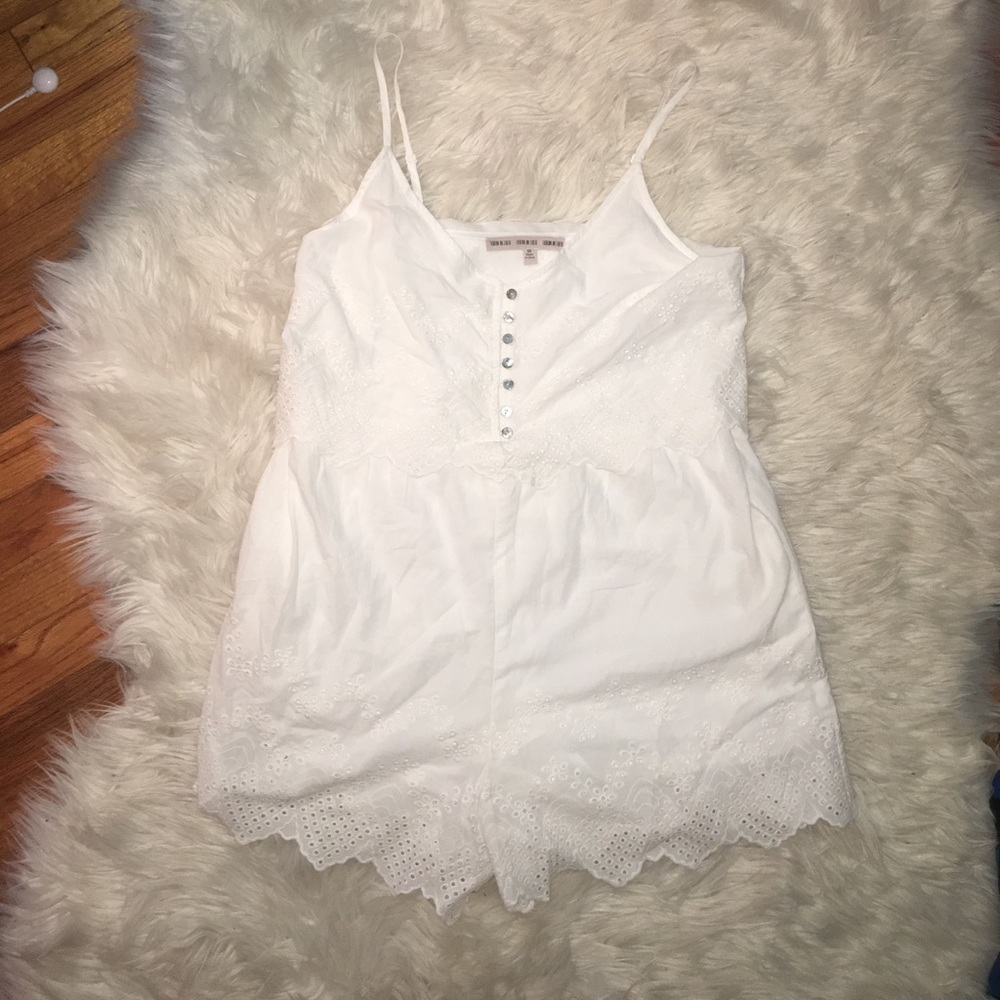 NWOT Fashion On Earth White Lace Romper M