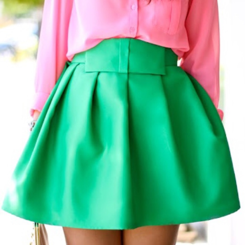 Green bow pleated skirt in size small new