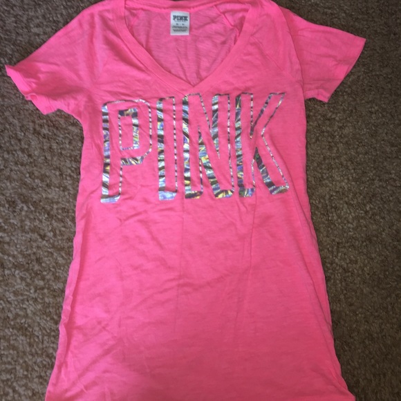 PINK Vneck, Hot pink. Size can - Picture 1 of 3