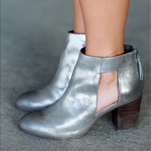 High Quality Vegan Cut Out Ankle Bootie - Picture 3 of 7