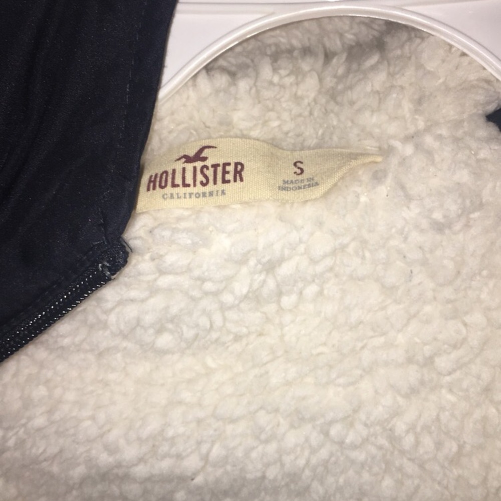 HOLLISTER- NAVY BLUE VEST WITH A HOOD - Picture 2 of 3