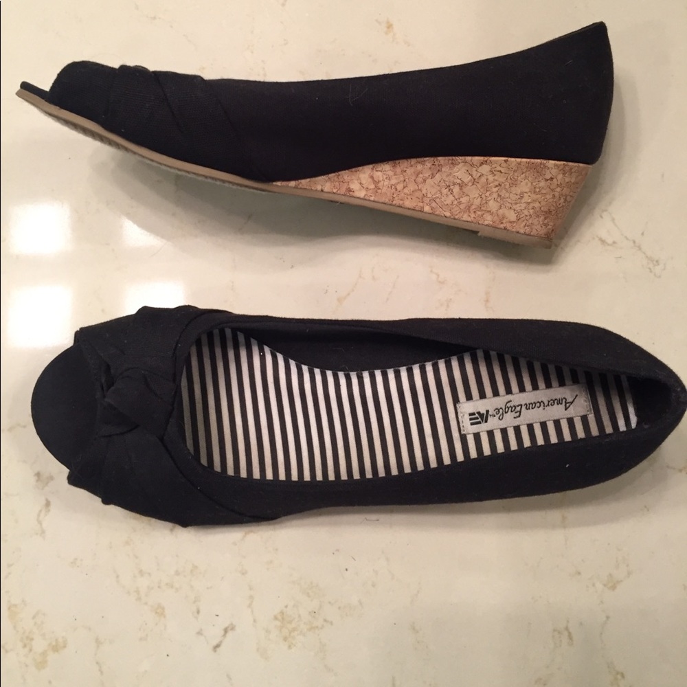 Black wedge shoe with bow on top