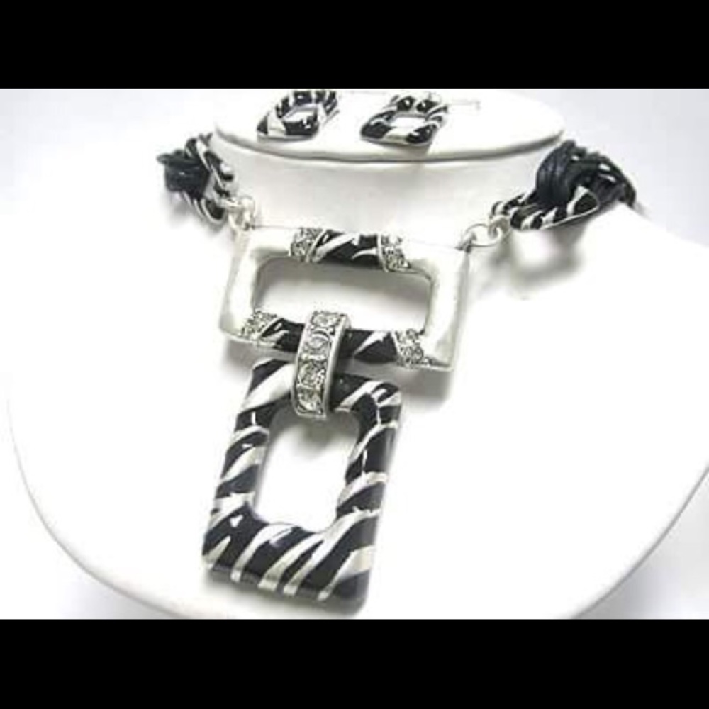 NEW ZEBRA RHINESTONE BELT/BUCKLE NECKLACE SET