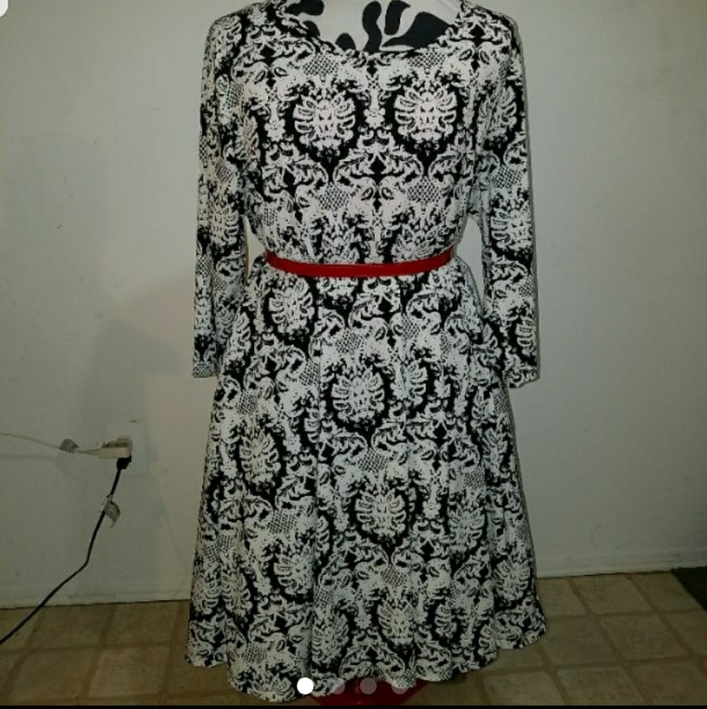 Brand new avenue damask type dress