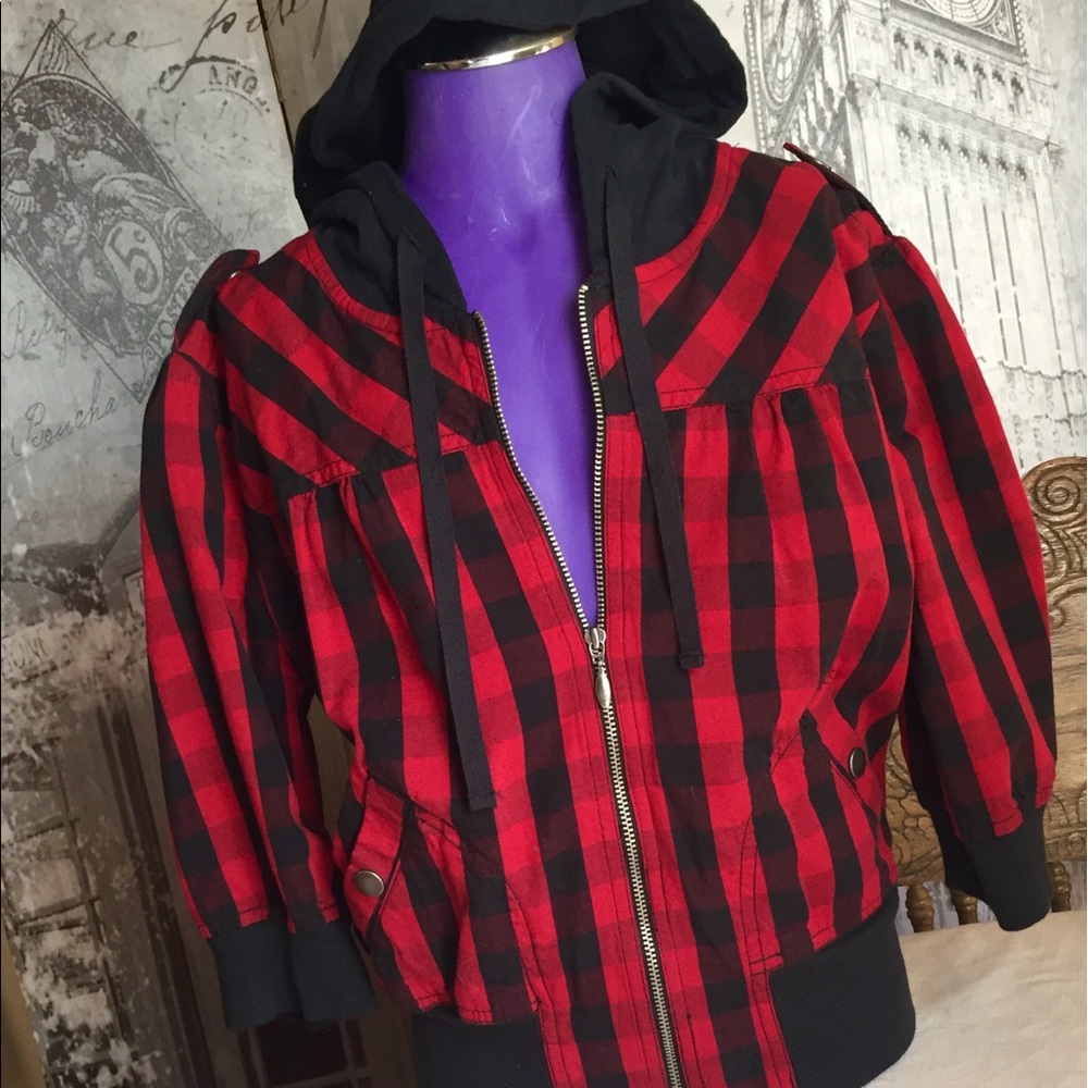 This 'checkered' little jacket is so Darling❣️