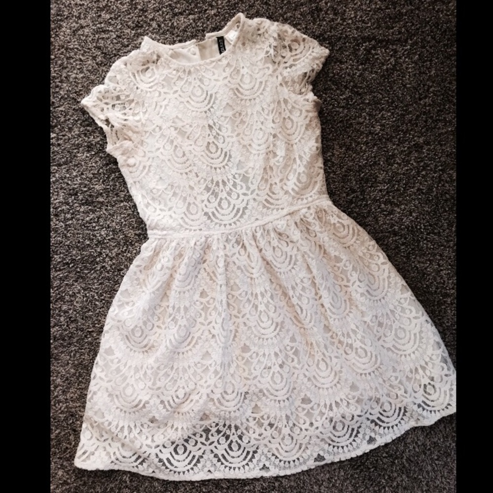 HM DIVIDED BLACK- CREAM LACE CAP SLEEVE DRESS- s-4