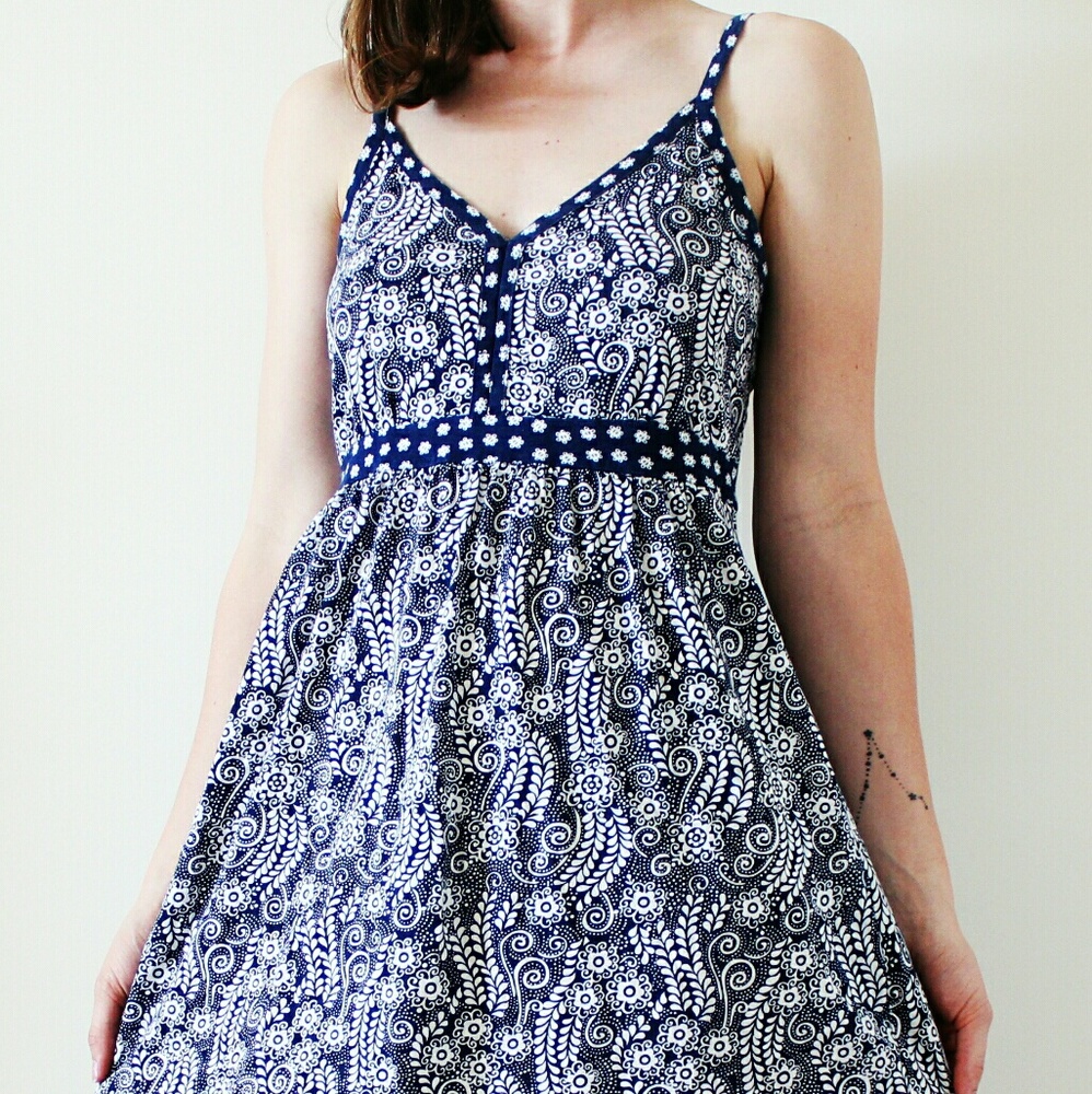 SO PRETTY!! blue paisley patterned sundress