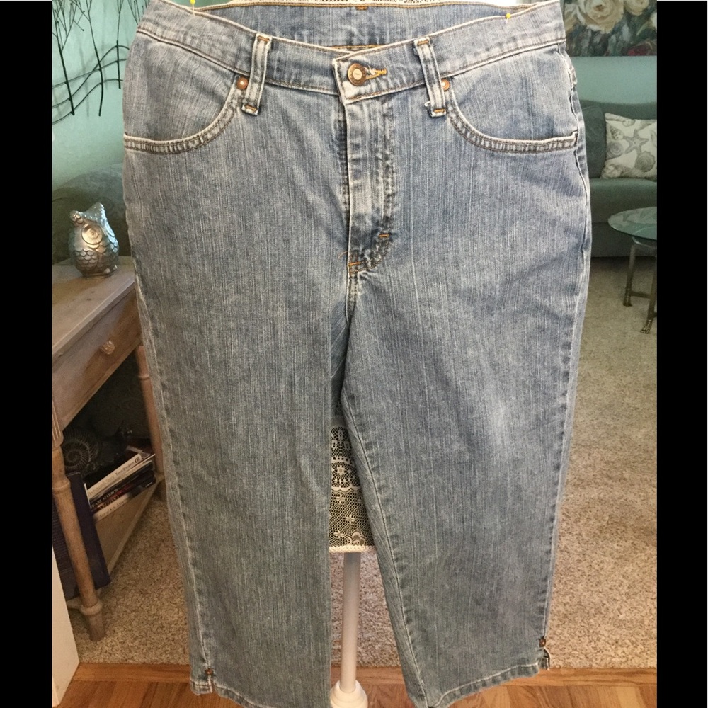 LIGHT BLUE CAPRIS JEANS 🌟