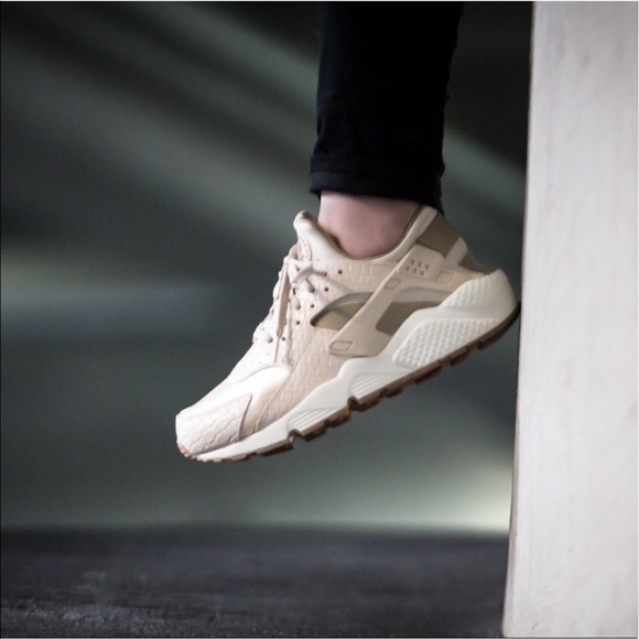 Nike Shoes - 🚨72 Hour Sale🚨 Nike Air Huarache Run PRM