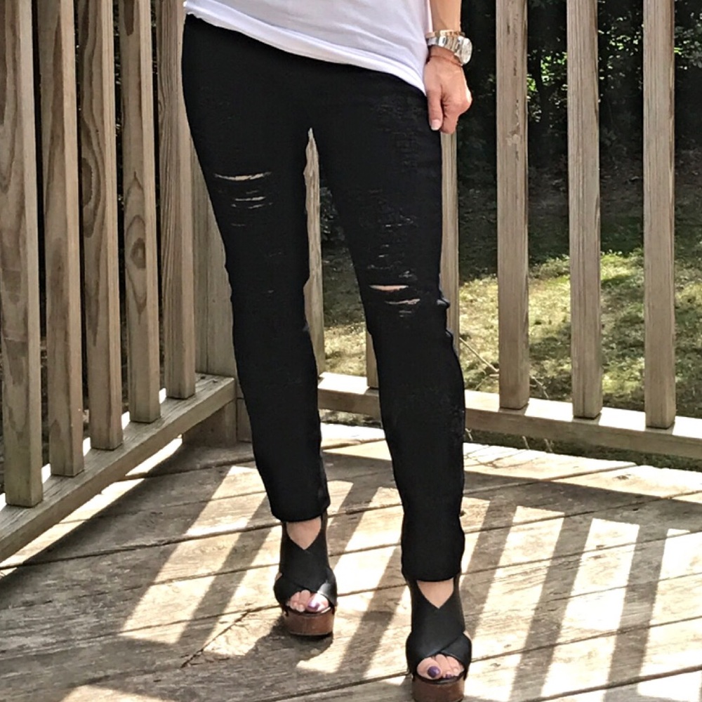 ✨LAST ONES CLEARANCE✨Black shredded jeans - Picture 4 of 5