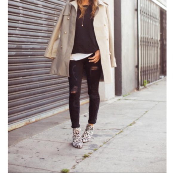 ✨LAST ONES CLEARANCE✨Black shredded jeans - Picture 3 of 5