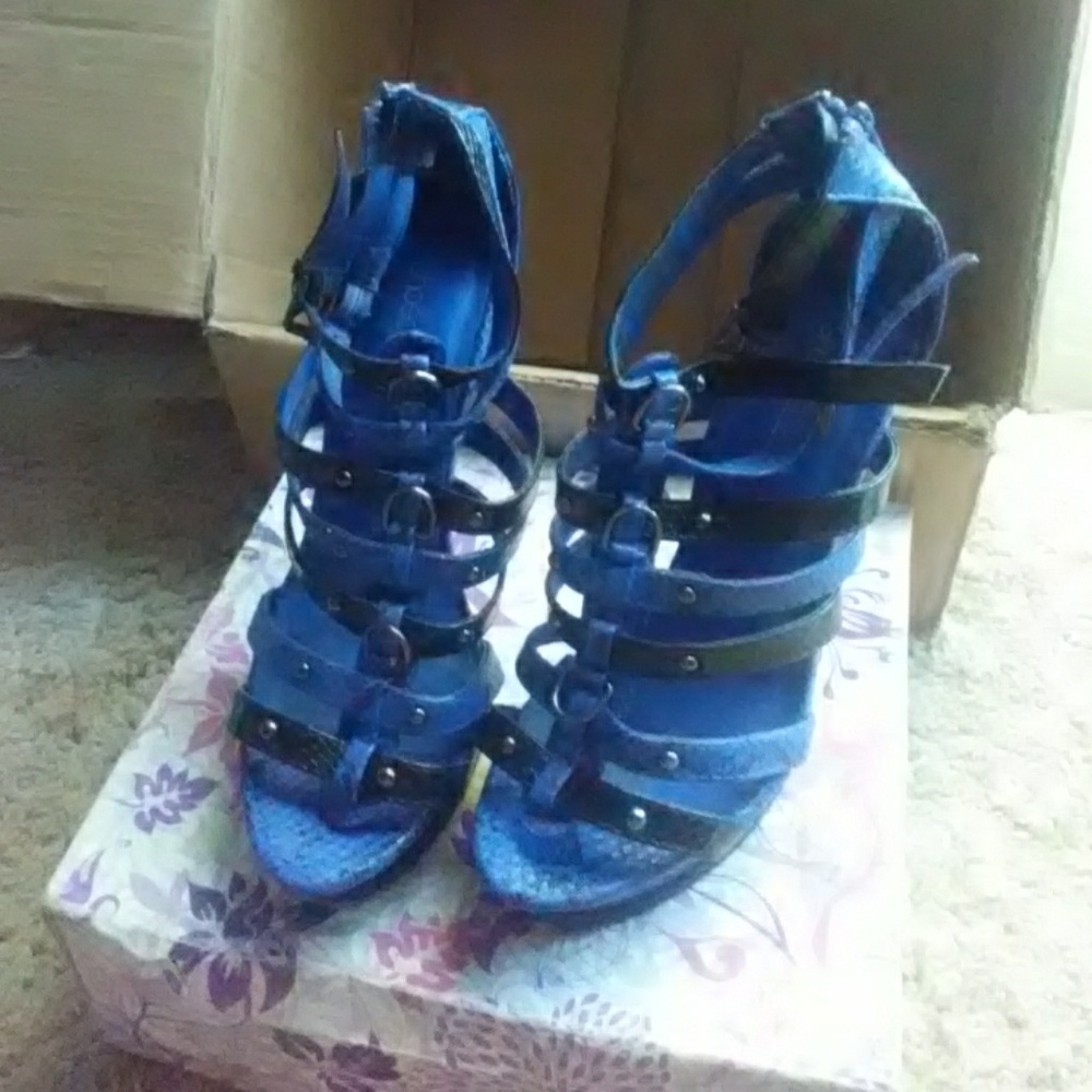 FIRM....Platform sandals