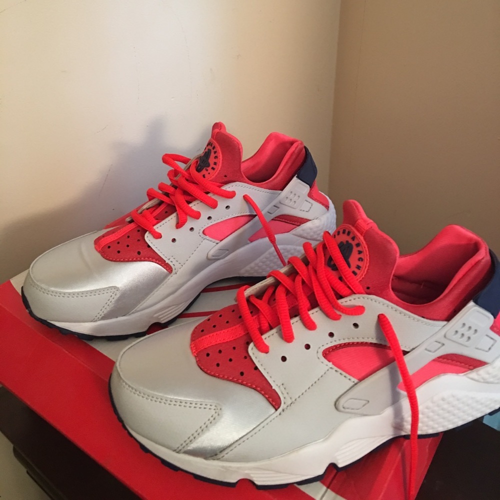 Women's Nike Huaraches (comes with original box)