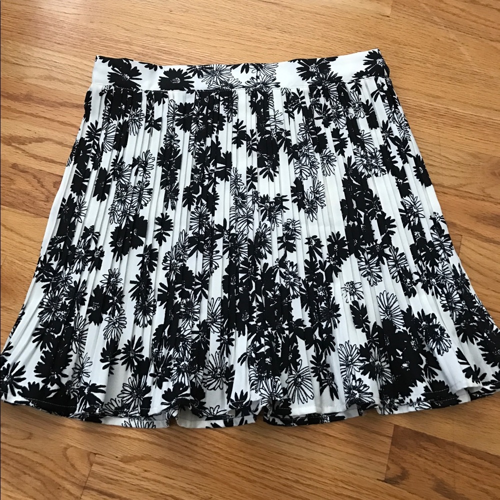 Black and white flower printed skirt